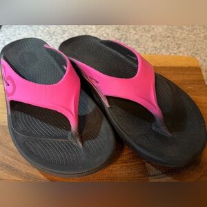 OOFOS | Women’s Oolala Recovery Hot Pink and Black Flip Flop Sandals,Size 9